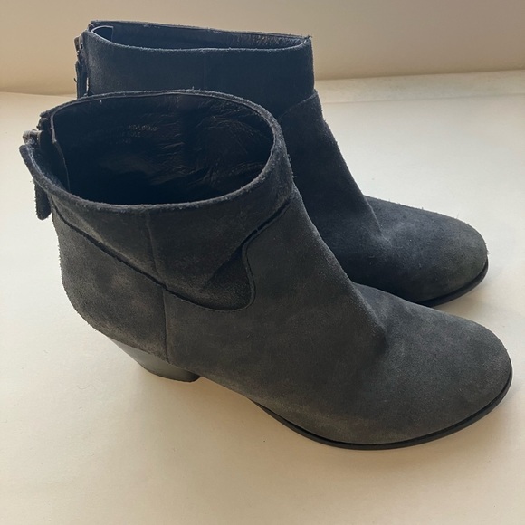 Garnet Hill Booties Made In Italy Women’s Sz 8.5 Gray Suede Leather Casual - Picture 1 of 6